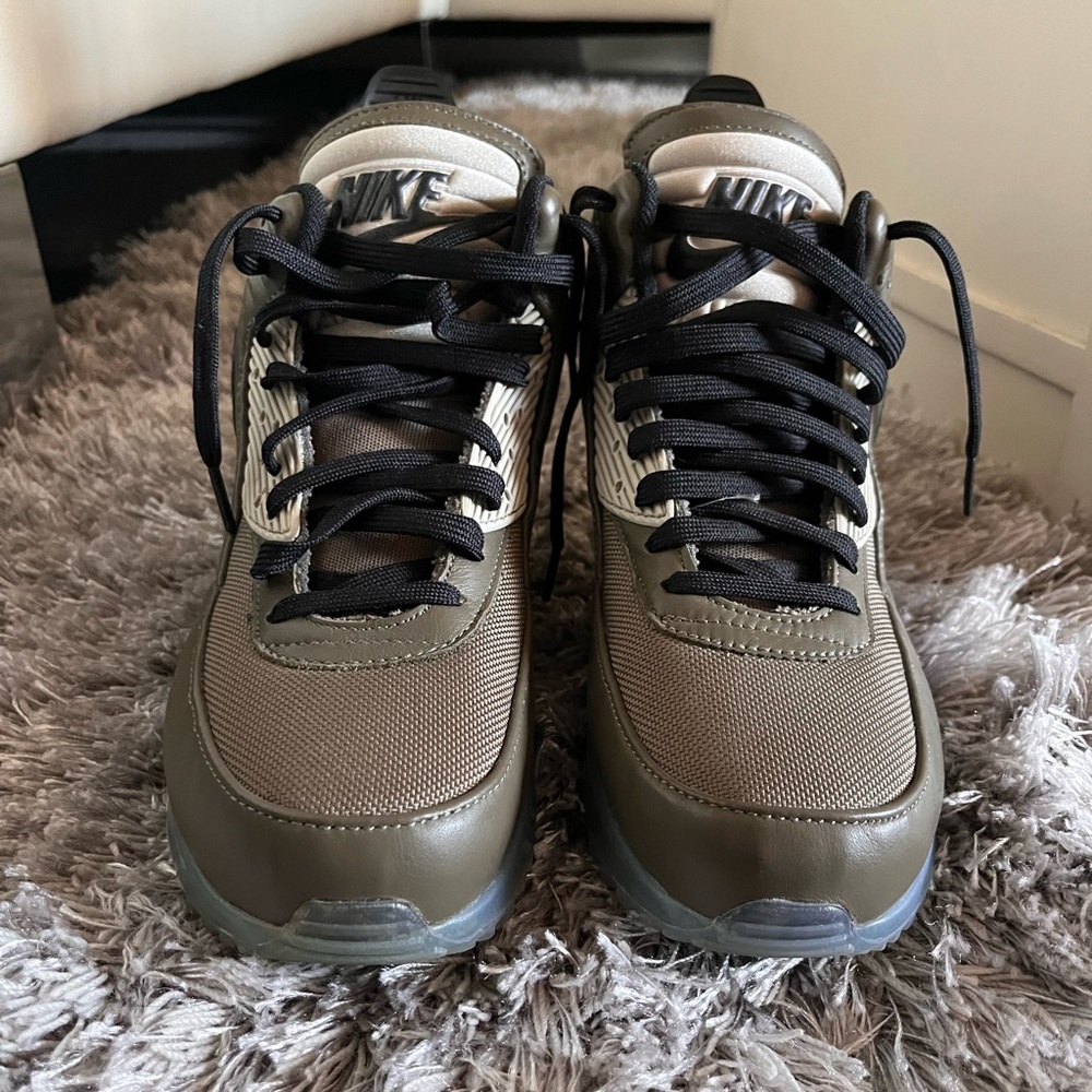 Men’s Nike Air Max, brown/tan, size 9